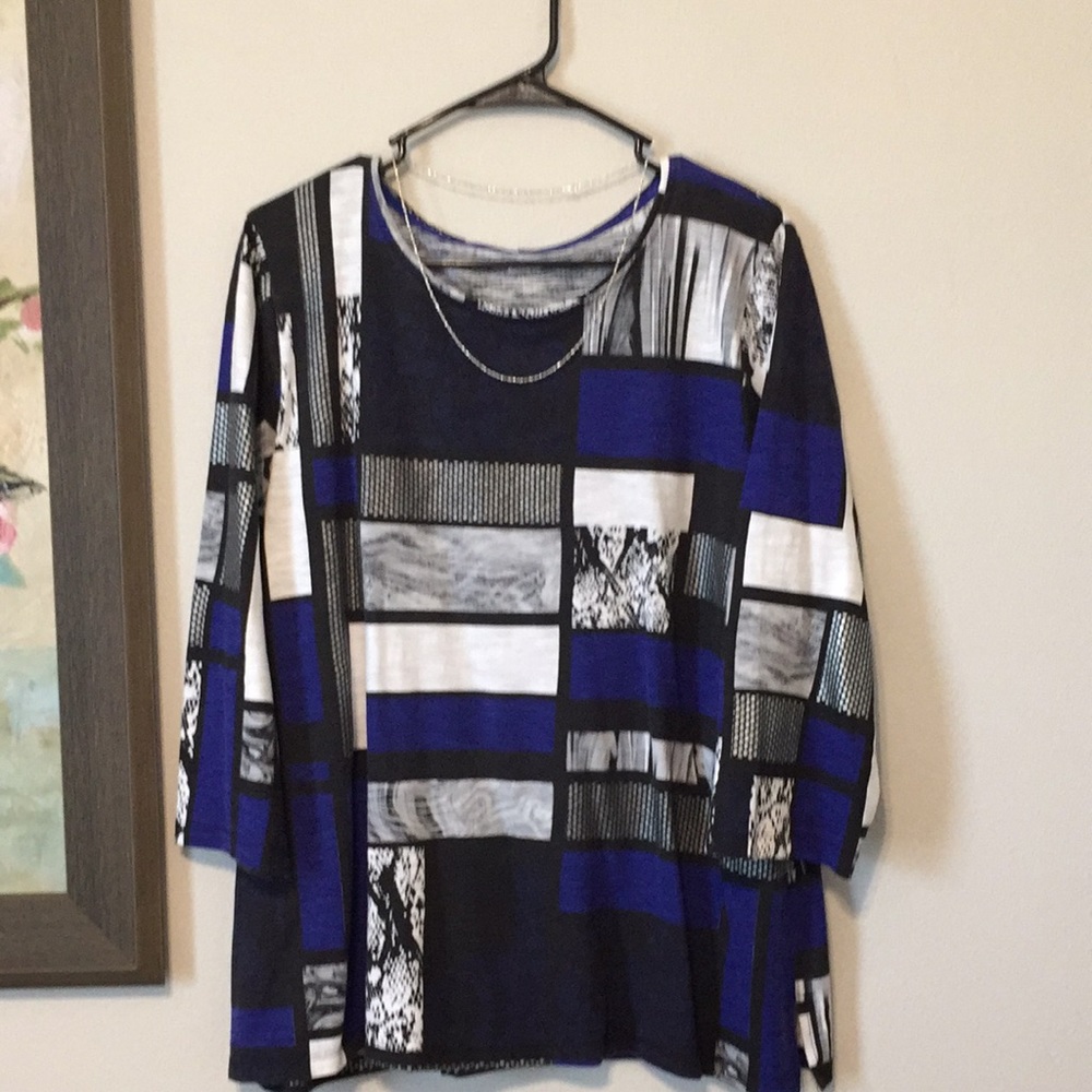 Nice like new top.  Size 1X.  Nice for work or fun